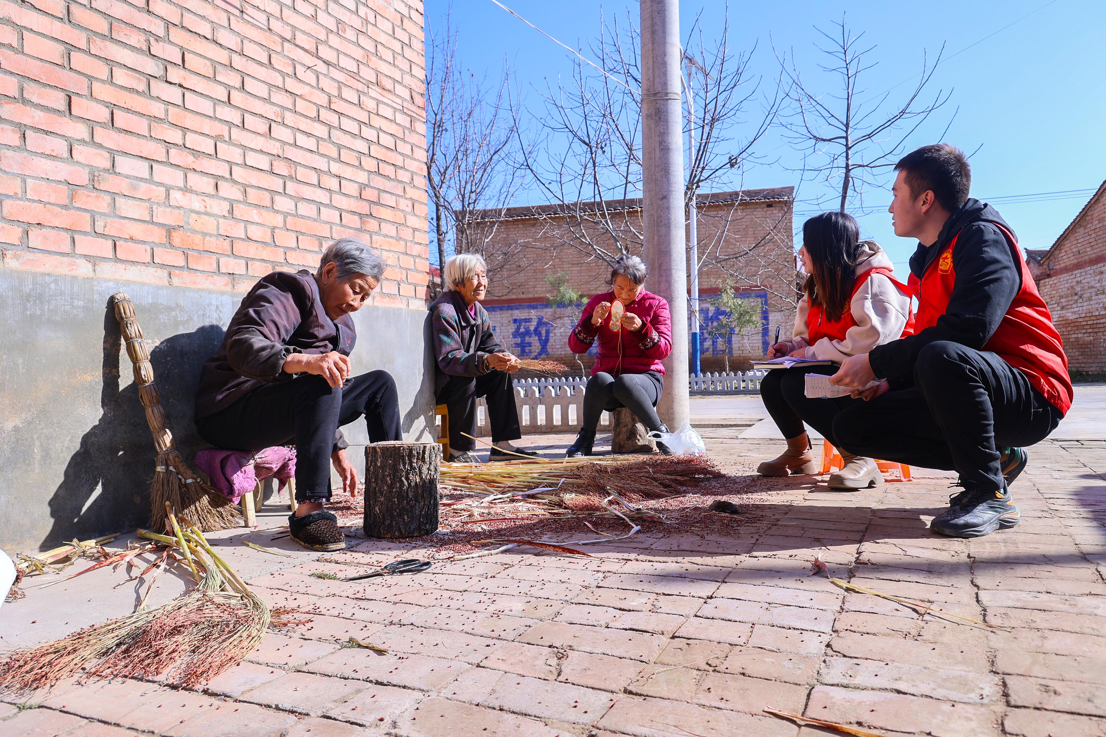 农家小院门口宣讲